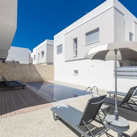4 Bed With Private Pool - Brand New