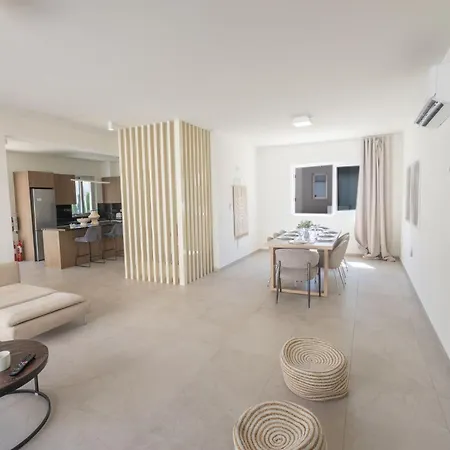 4 Bed With Private Pool - Brand New