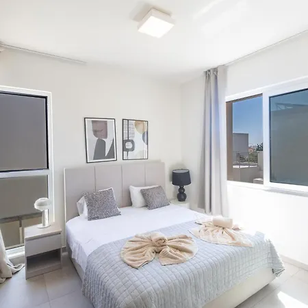 4 Bed With Private Pool - Brand New