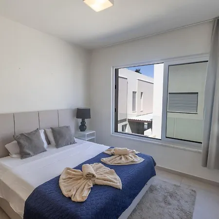 Villa 4 Bed With Private Pool - Brand New *