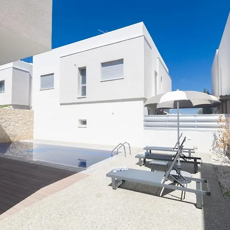 Villa 4 Bed With Private Pool - Brand New