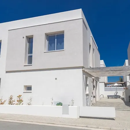4 Bed With Private Pool - Brand New